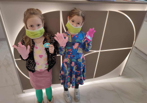 Dziewczynki przymierzają maseczki