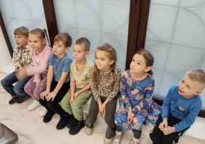 Dzieci czekają w kolejce