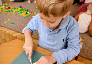 Chłopiec kroi banana