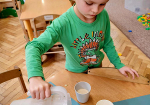 Chłopiec rozlewa smoothie