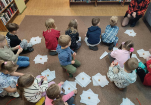 Dzieci wykonują zadanie