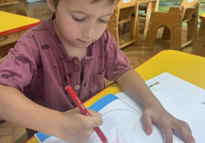 Chłopiec robi kartę pracy