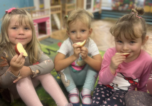 Dzieci jedzą jabłka