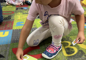 Dziewczynka układa obrazki