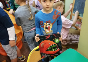 Dzieci oglądają książki