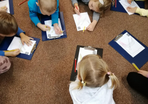 Dzieci podczas kolorowania obrazka