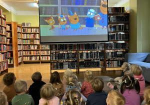 Dzieci oglądają bajkę