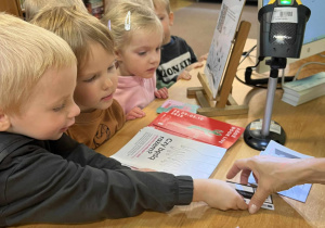 Przedszkolaki wypożyczają książkę