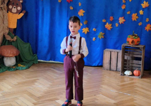 Chłopiec podczas występu