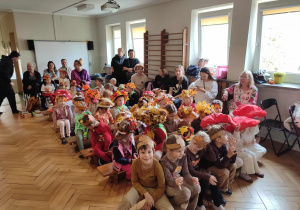 Publiczność ogląda występy dzieci