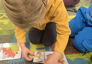 Dziecko przyczepia spinacz