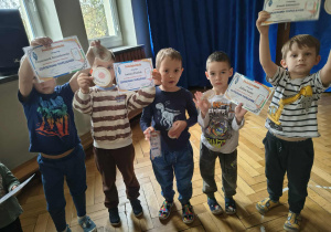 Dzieci z dyplomami