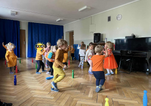 Dzieci wykonują ćwiczenia