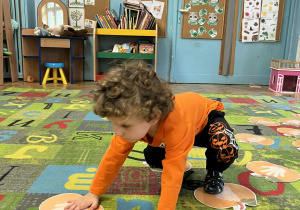 Dziecko wykonuje zadanie