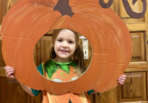 Dziewczynka pozuje do zdjęcia