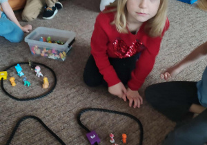 Dziewczynka układa elementy zbioru