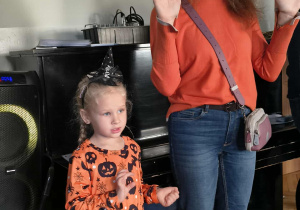 Córka z mamą pokazują ruchu do piosenki