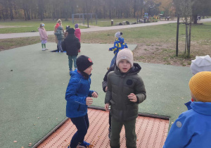 Dzieci na trampolinie
