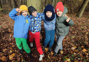 Chłopcy pozują do zdjęcia