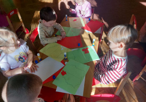 Dzieci podczas pracy plastycznej