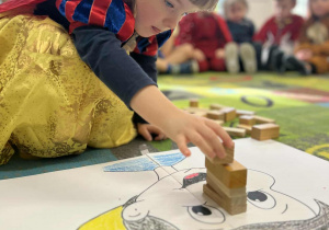 Dziewczynka wykonuje zadanie