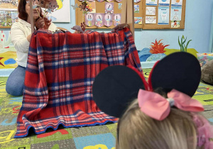 Dzieci oglądają teatrzyk