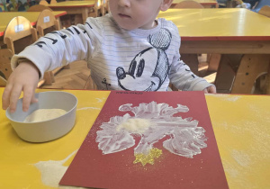 Chłopiec podczas pracy plastycznej