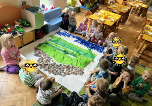 Dzieci tworzą pracę grupową