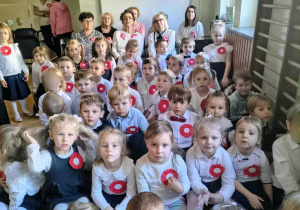 Przedszkolaki oglądają występ