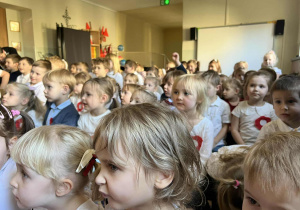 Dzieci oglądają teatrzyk