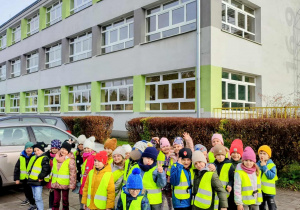 Dzieci pozują przed szkołą