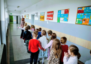 Przedszkolaki zwiedzają szkołę