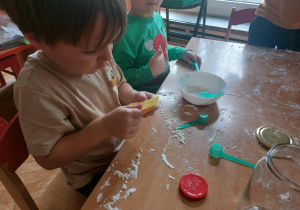 Chłopiec zapina guzik