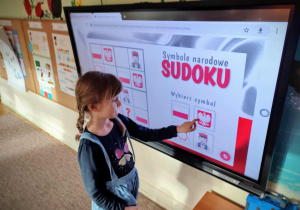 Dziewczynka rozwiązuje zadanie