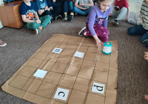 Dzieci kodują na dywanie