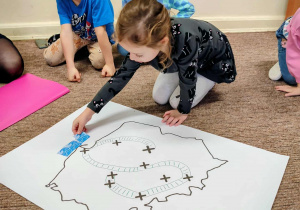 Dziewczynka nakleja naklejkę