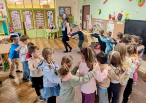 Przedszkolaki podczas zabawy ruchowej