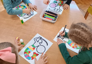 Dzieci dekorują syrenkę