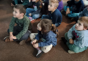 Dzieci oglądają bajkę