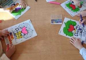 Dzieci kolorują obrazki