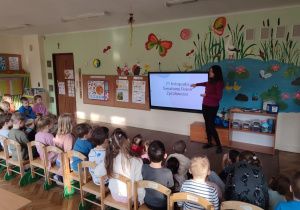 Dzieci oglądają prezentację