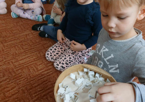 Chłopiec losuje dobre słowo