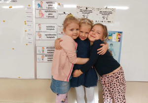 Dziewczynki się przytulają