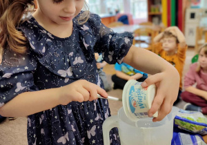 Dziewczynka wkłada twarożek