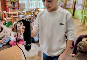 Chłopiec blenduje deser