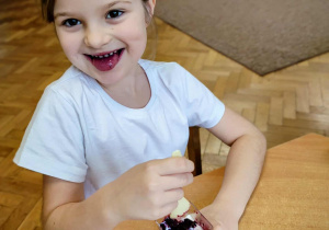 Dziewczynka je deser