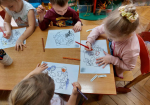 Dzieci kolorują obrazek