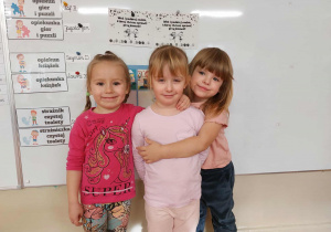 Dziewczynki się przytulają