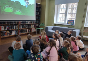 Przedszkolaki oglądają bajkę