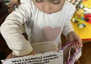 Dziewczynka losuje dobre słowo